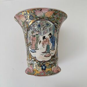 Hand Painted Chinese Decorative Porcelain Vase White Multicolor.